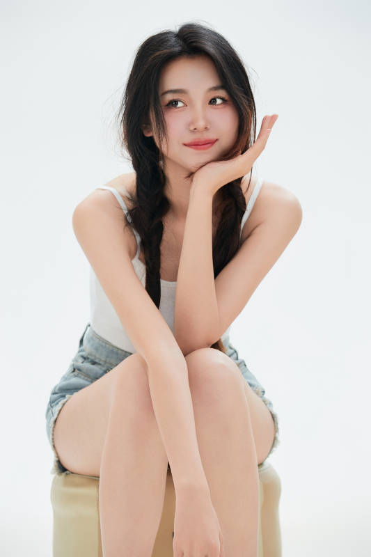 白色背景里的中国女性大学生图片