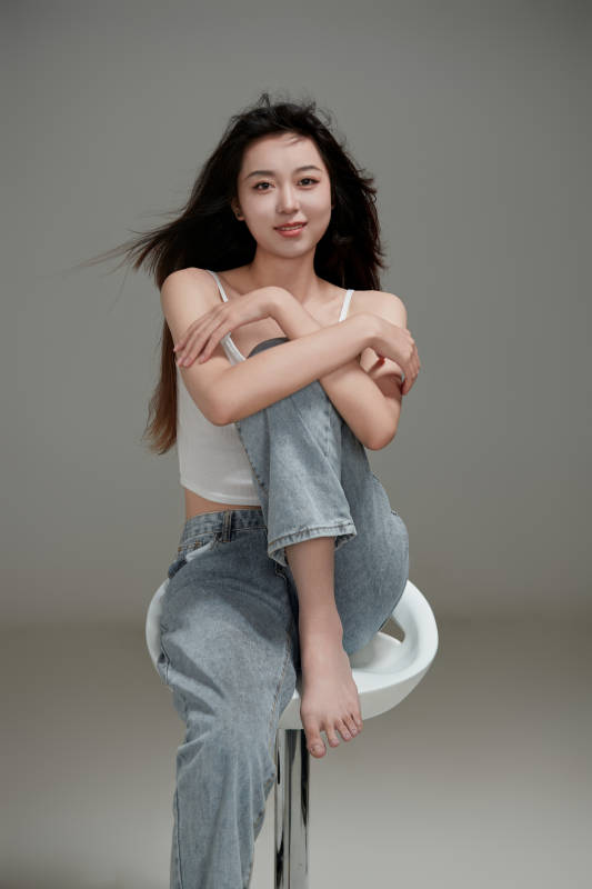 年轻活力亚洲年轻女性形象图片