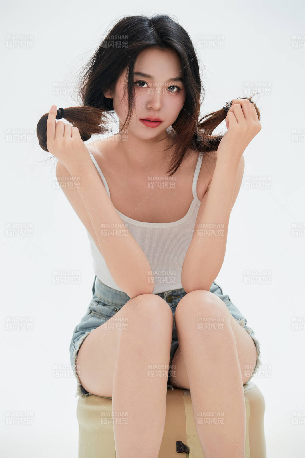 白色背景里的中国女性大学生图片