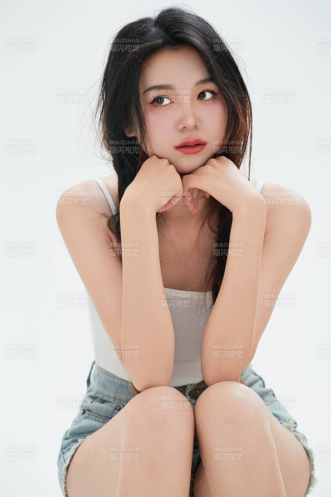 白色背景里的中国女性大学生图片