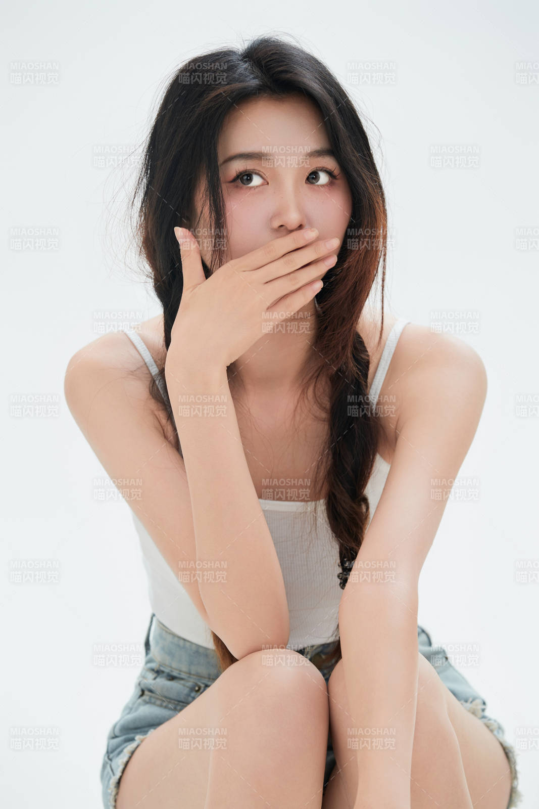 白色背景里的中国女性大学生图片