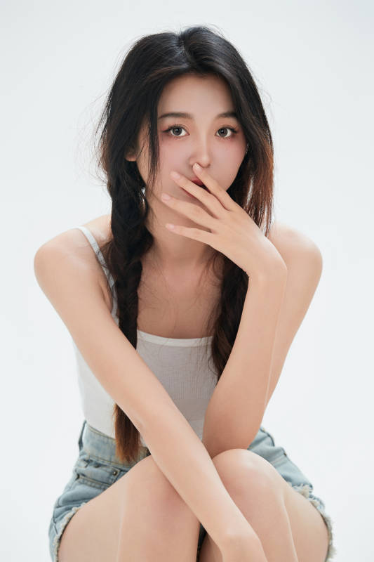 白色背景里的中国女性大学生图片