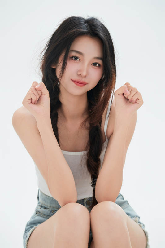 白色背景里的中国女性大学生图片