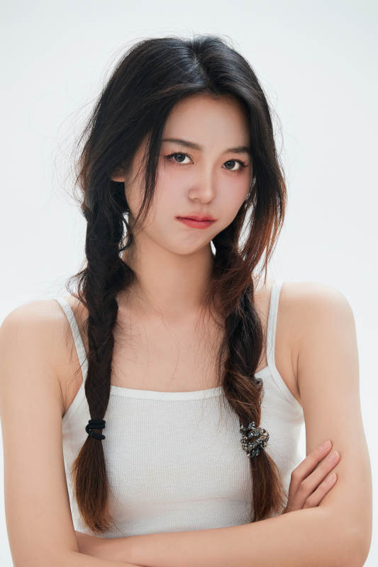 白色背景里的中国女性大学生图片