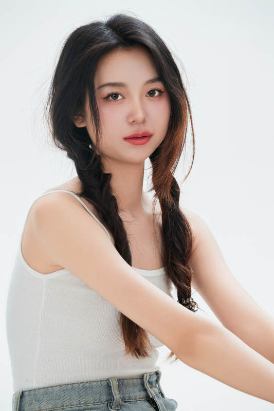 白色背景里的中国女性大学生图片