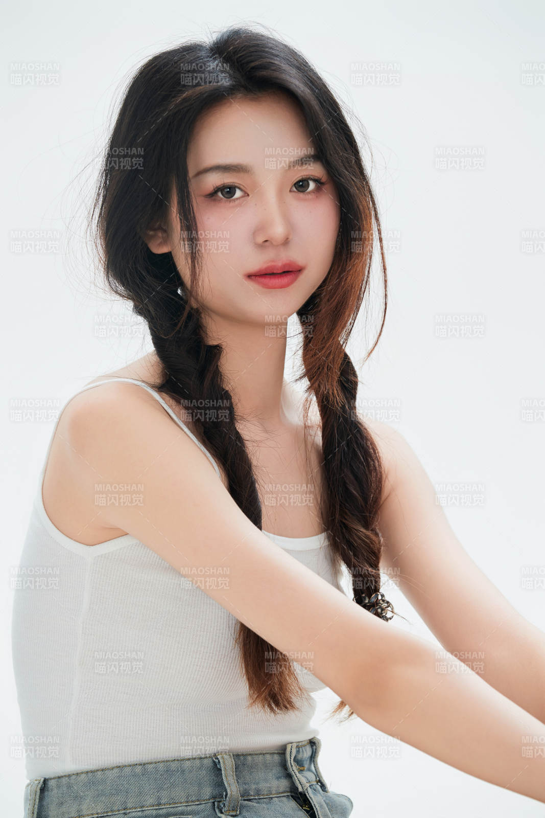 白色背景里的中国女性大学生图片