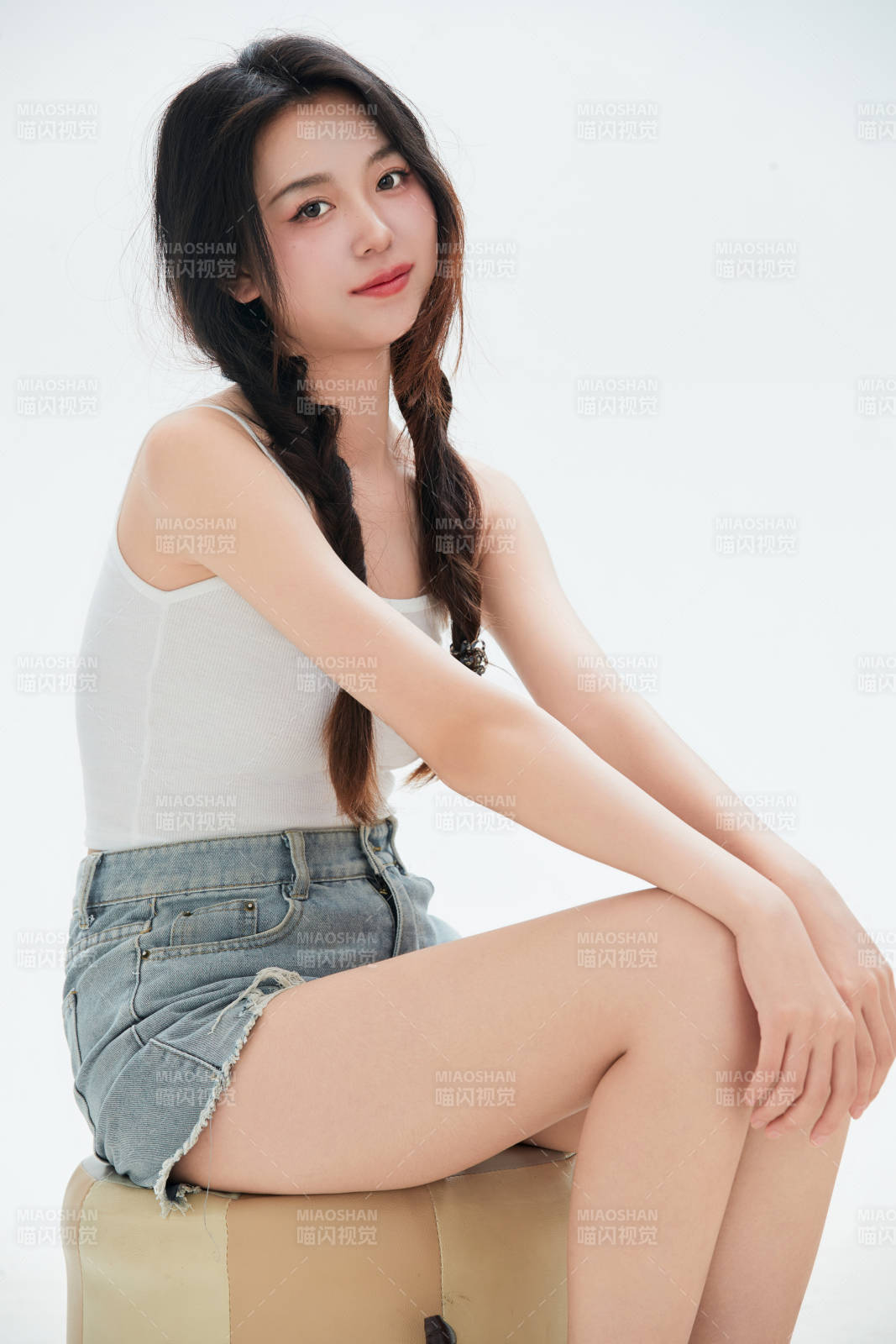 白色背景里的中国女性大学生图片