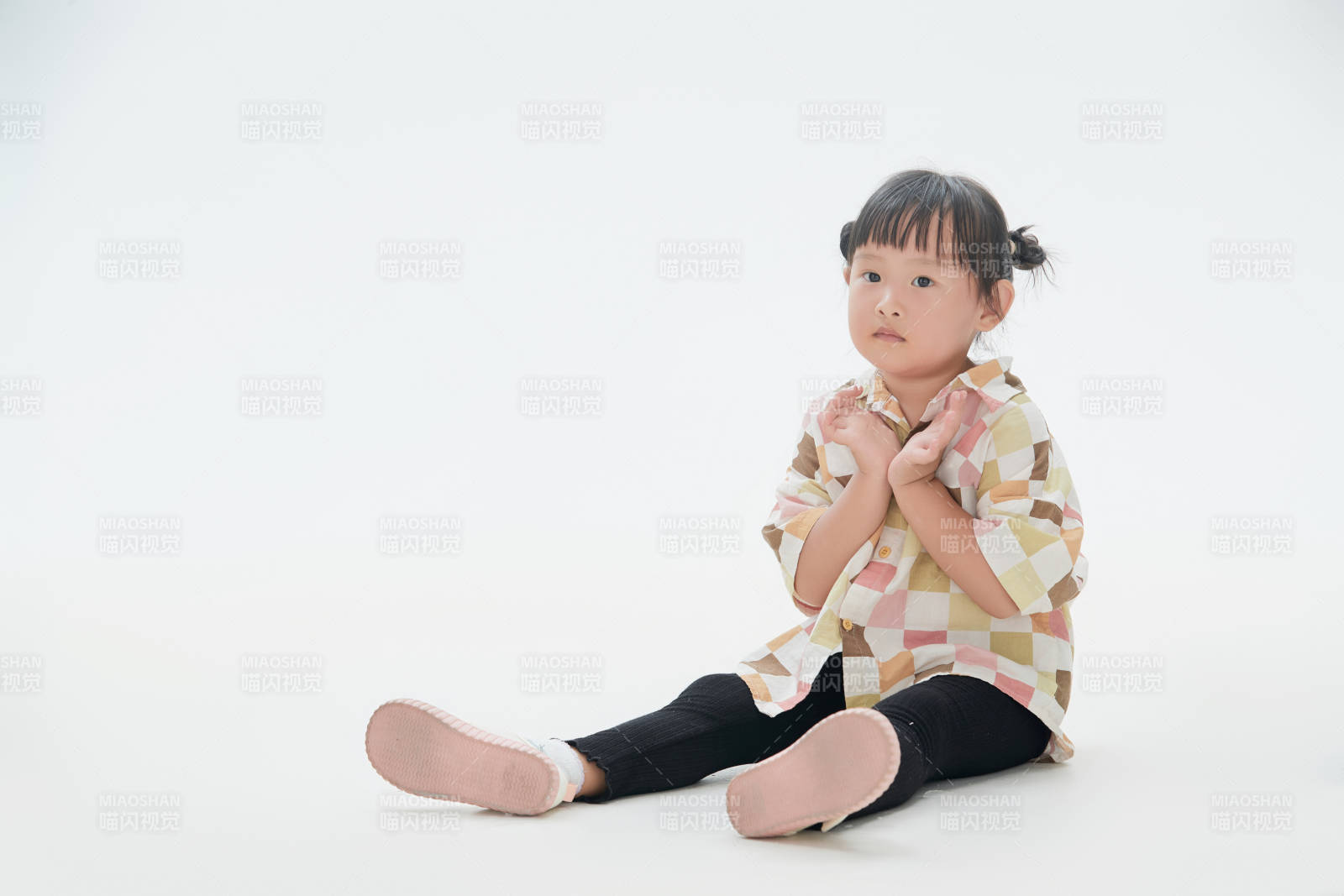 白色背景下顽皮可爱的中国小女孩儿童图片