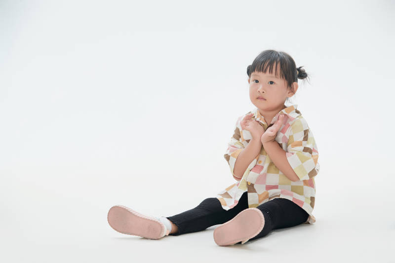 白色背景下顽皮可爱的中国小女孩儿童图片