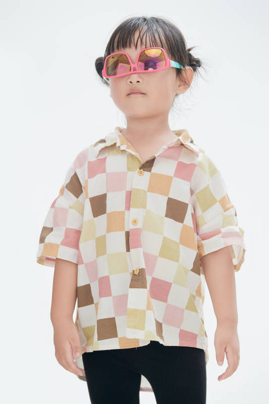 白色背景下顽皮可爱的中国小女孩儿童图片