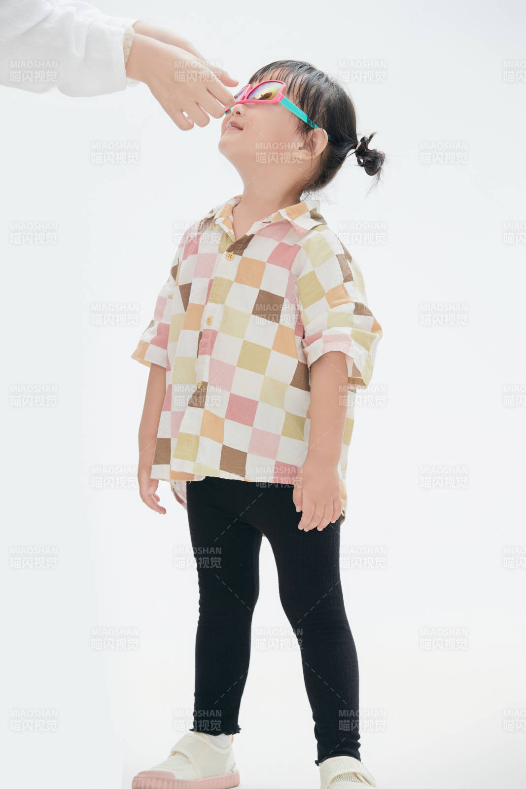 白色背景下顽皮可爱的中国小女孩儿童图片