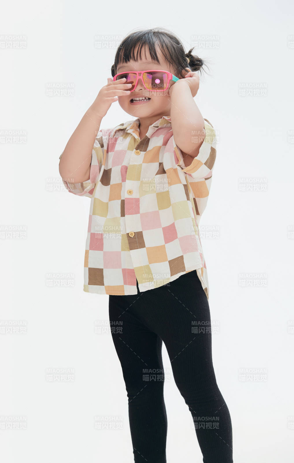 白色背景下顽皮可爱的中国小女孩儿童图片