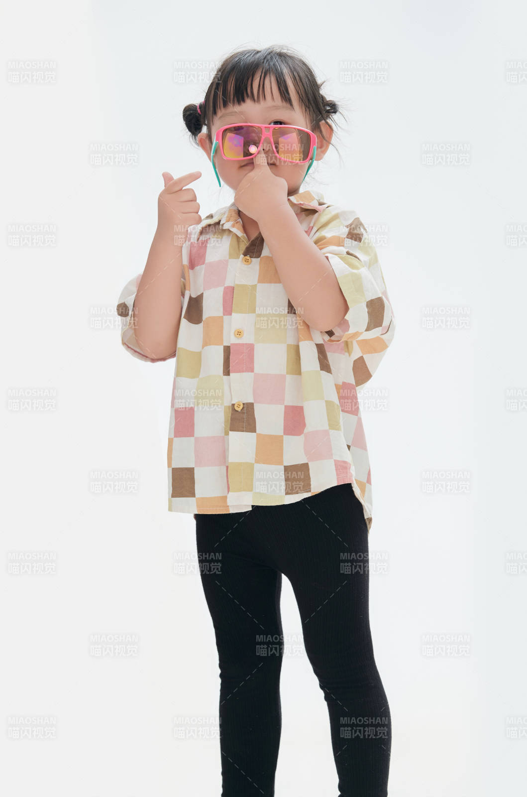 白色背景下顽皮可爱的中国小女孩儿童图片