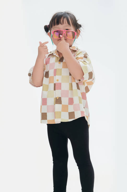 白色背景下顽皮可爱的中国小女孩儿童图片