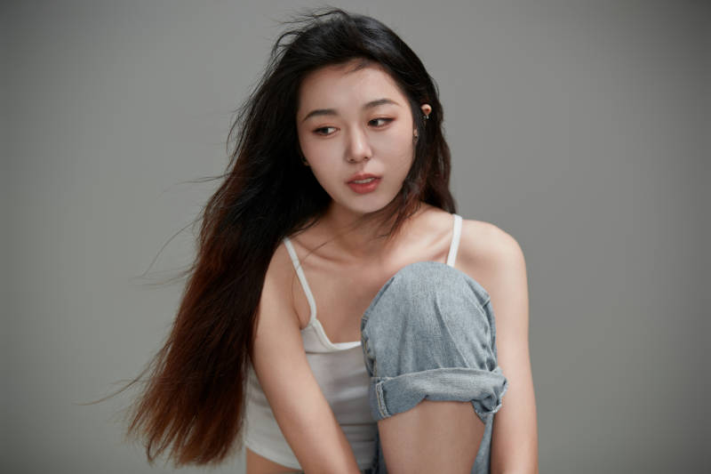 年轻活力亚洲年轻女性形象图片