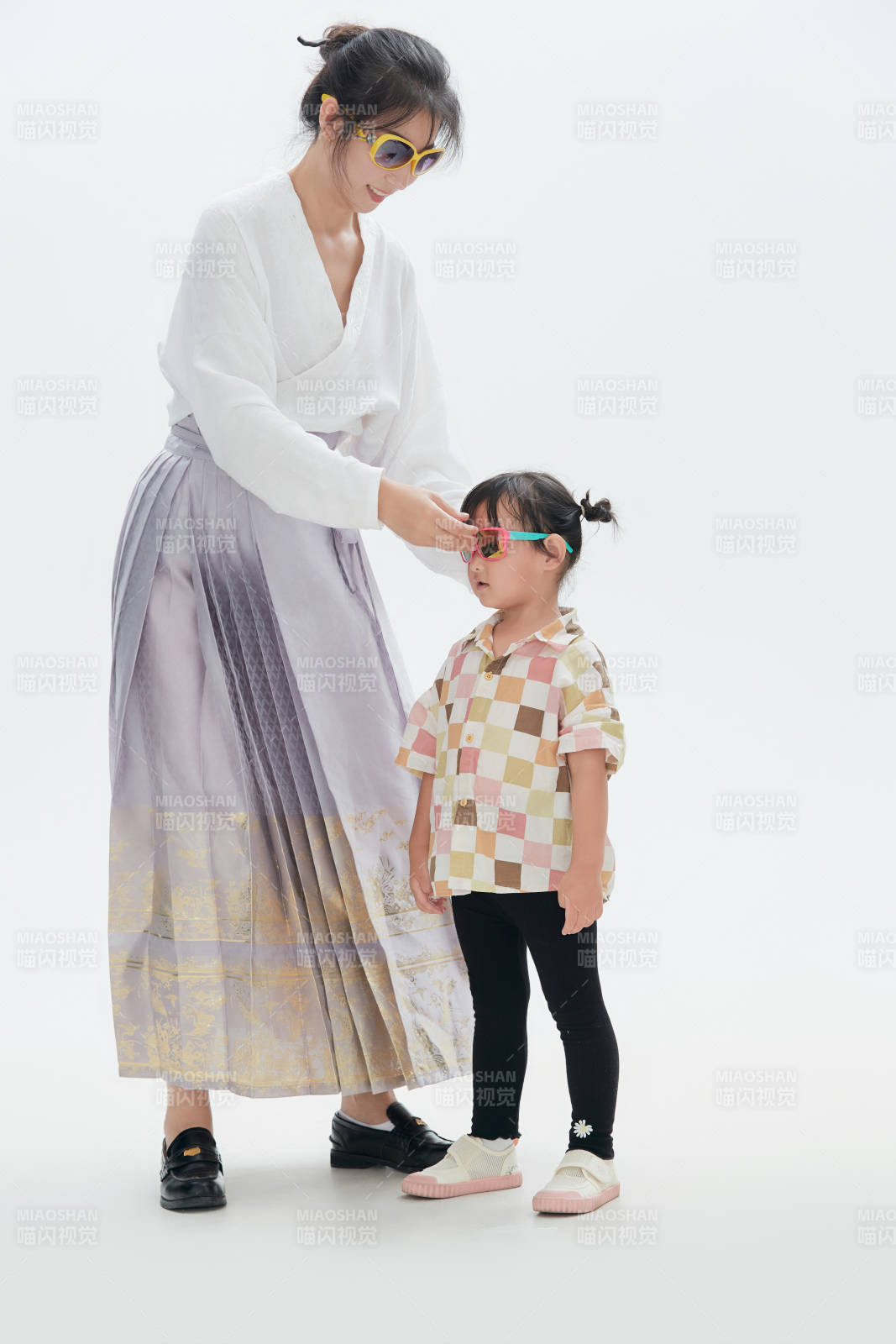 白色背景下的妈妈与可爱女儿亲子人像图片