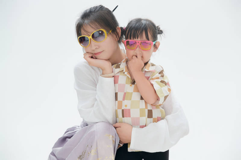 白色背景下的妈妈与可爱女儿亲子人像图片