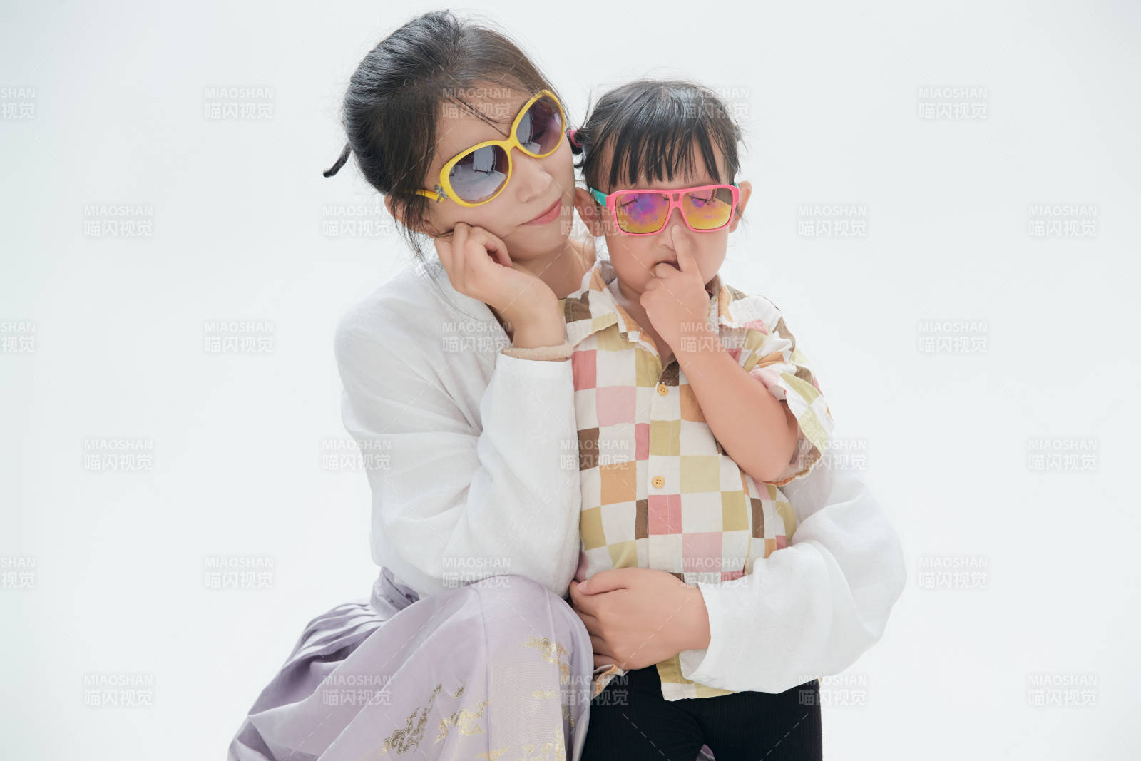 白色背景下的妈妈与可爱女儿亲子人像图片