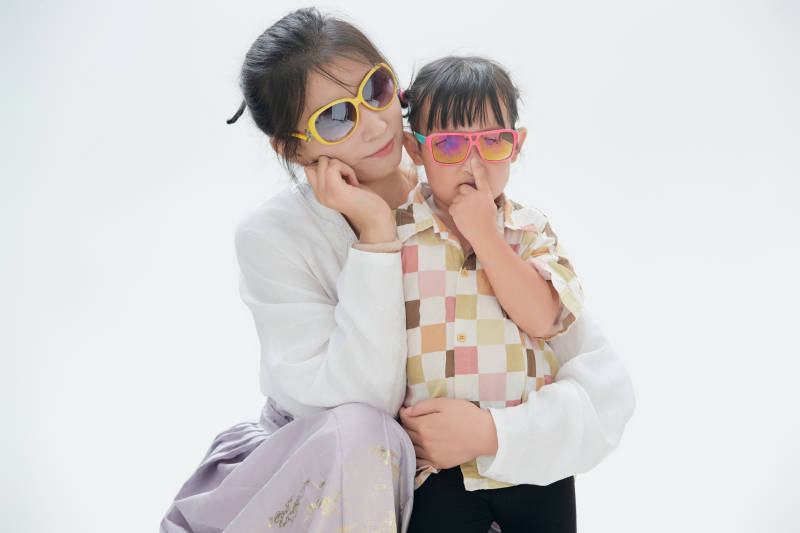 白色背景下的妈妈与可爱女儿亲子人像图片