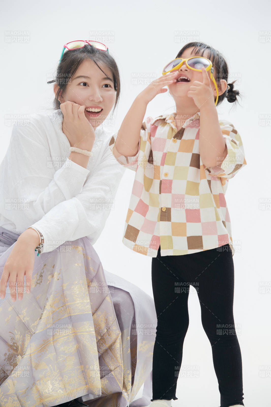 白色背景下的妈妈与可爱女儿亲子人像图片