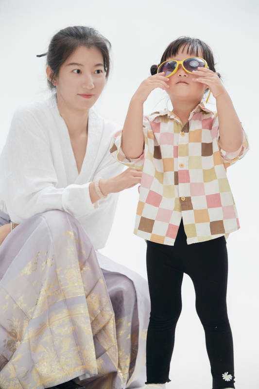 白色背景下的妈妈与可爱女儿亲子人像图片