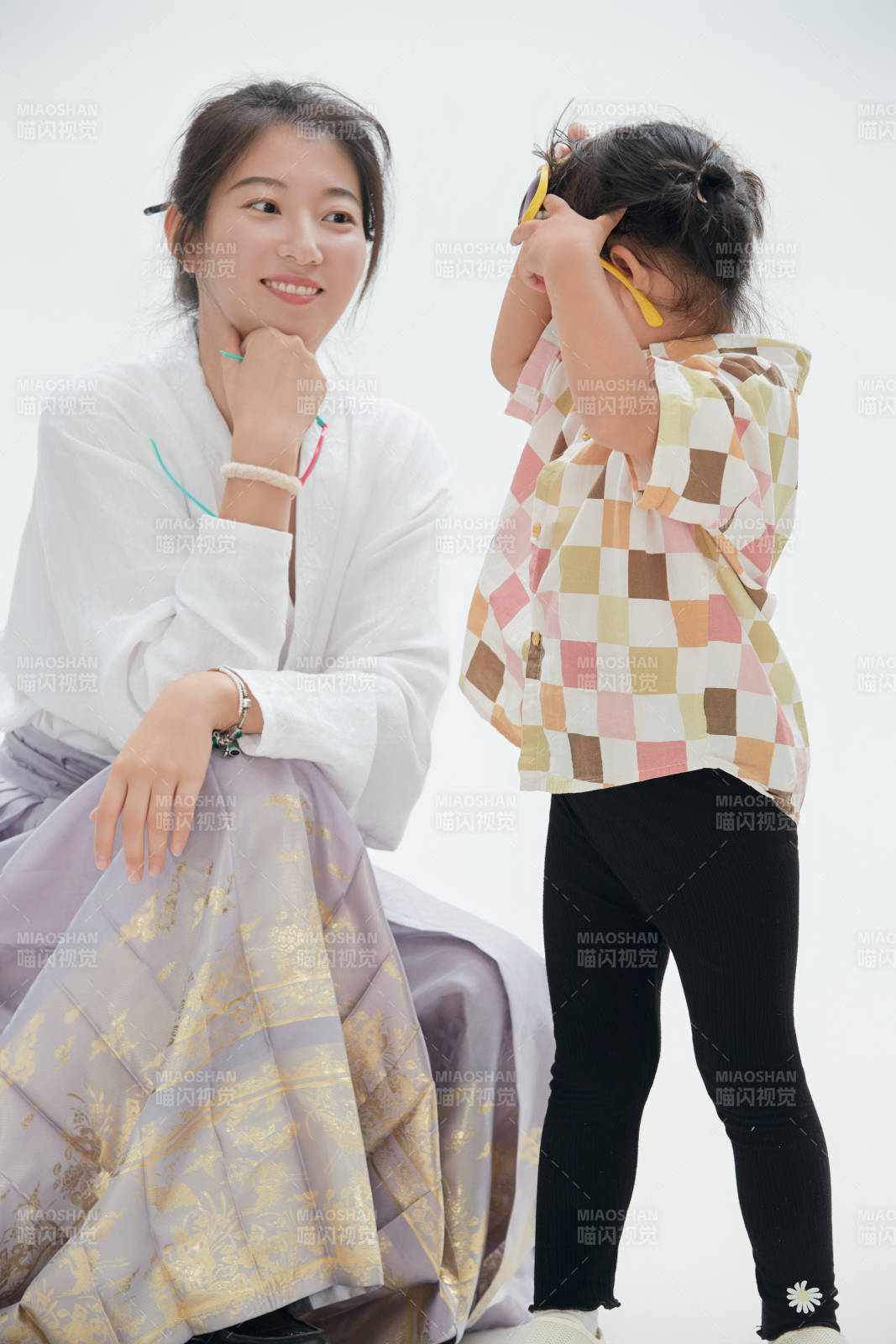 白色背景下的妈妈与可爱女儿亲子人像图片