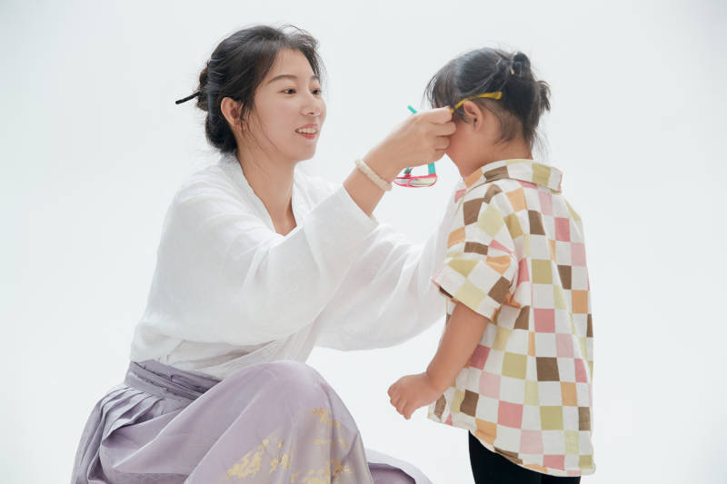 白色背景下的妈妈与可爱女儿亲子人像图片