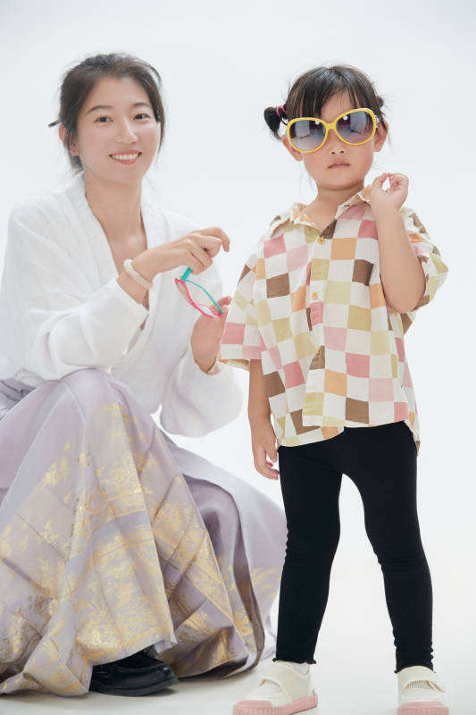 白色背景下的妈妈与可爱女儿亲子人像图片