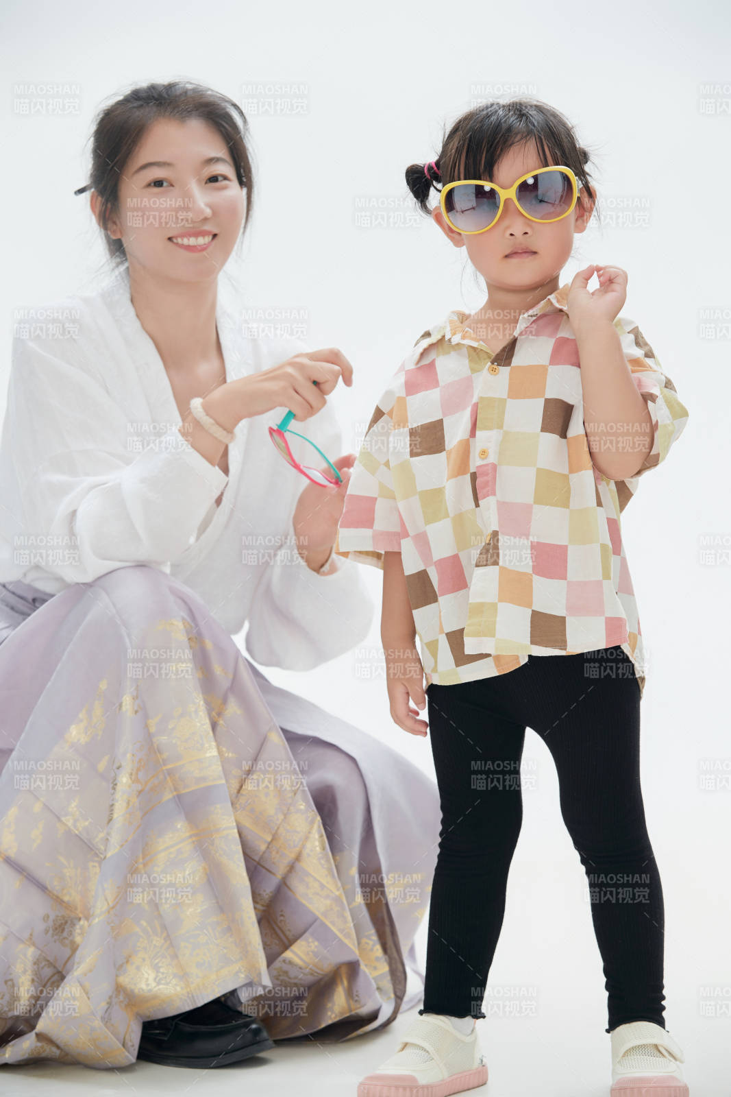 白色背景下的妈妈与可爱女儿亲子人像图片