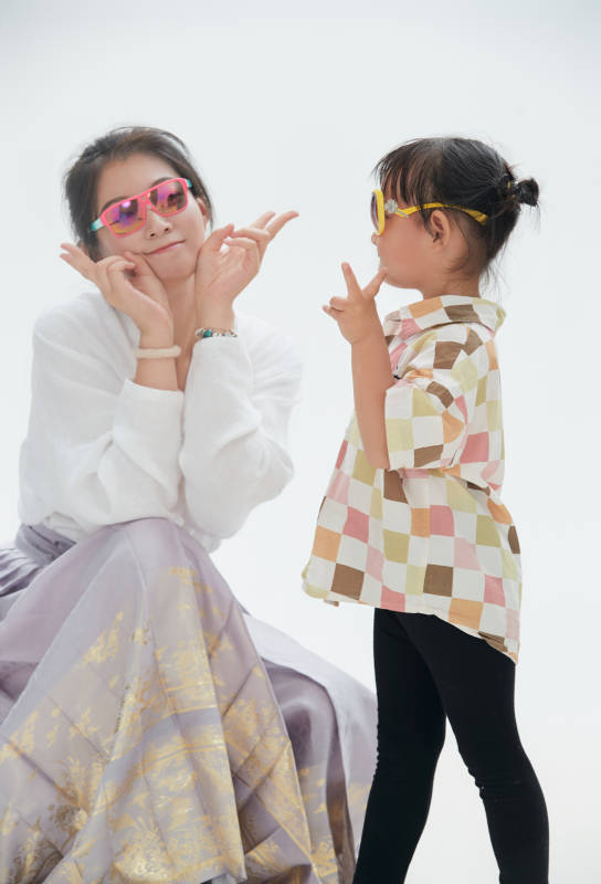 白色背景下的妈妈与可爱女儿亲子人像图片