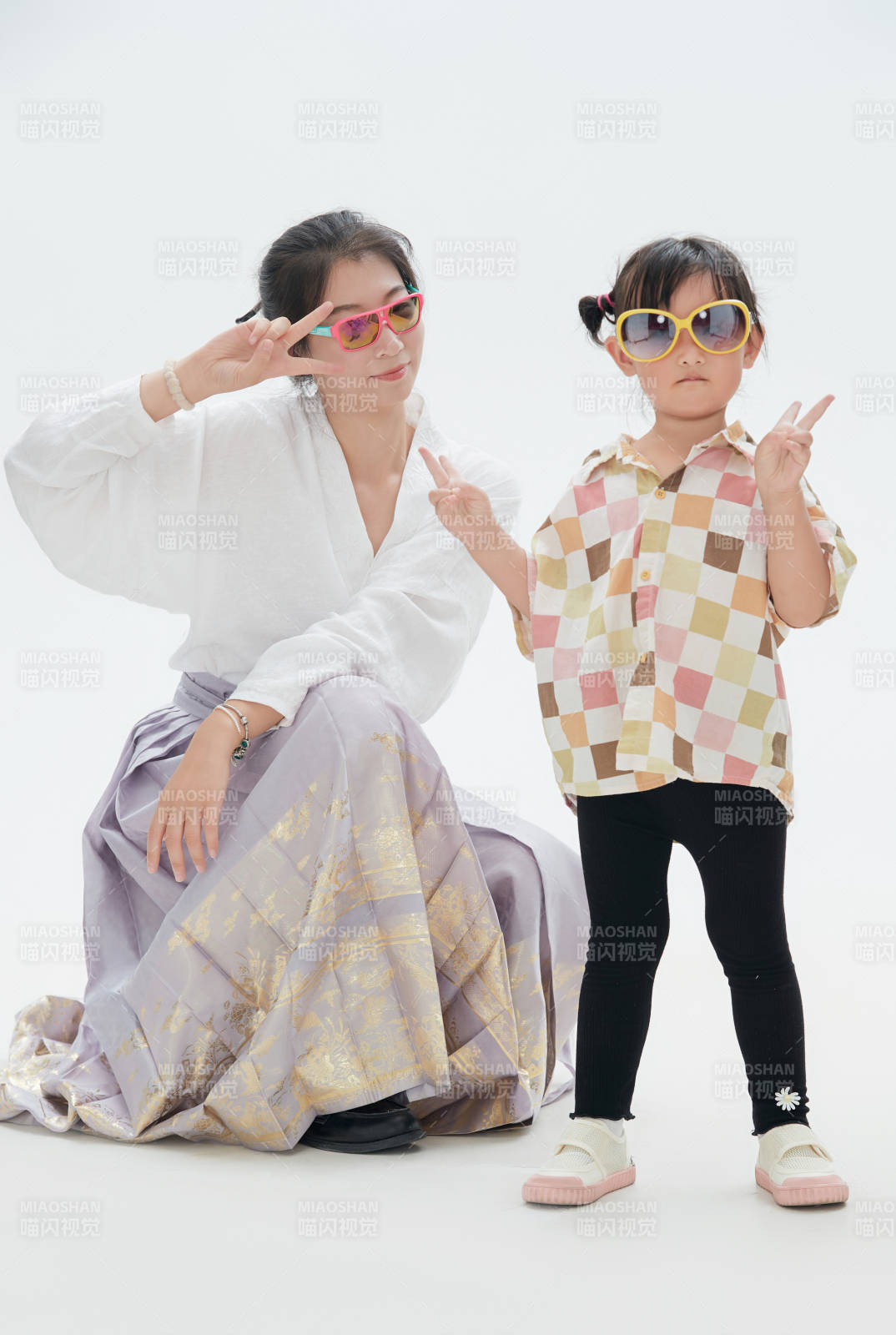 白色背景下的妈妈与可爱女儿亲子人像图片