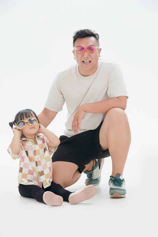 白色背景下的爸爸与可爱女儿玩耍亲子人像图片