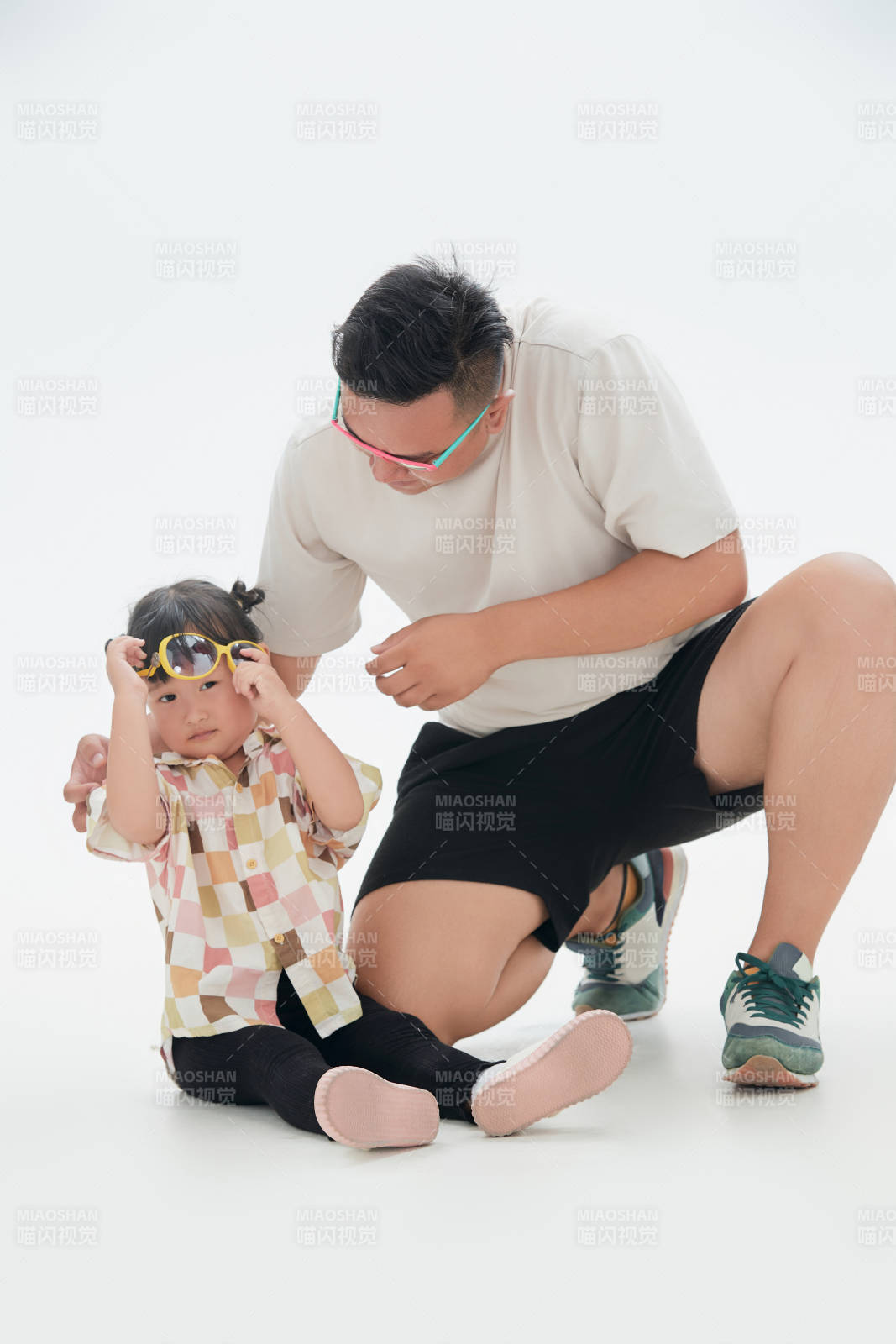 白色背景下的爸爸与可爱女儿玩耍亲子人像图片