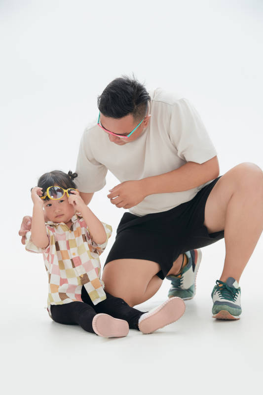 白色背景下的爸爸与可爱女儿玩耍亲子人像图片