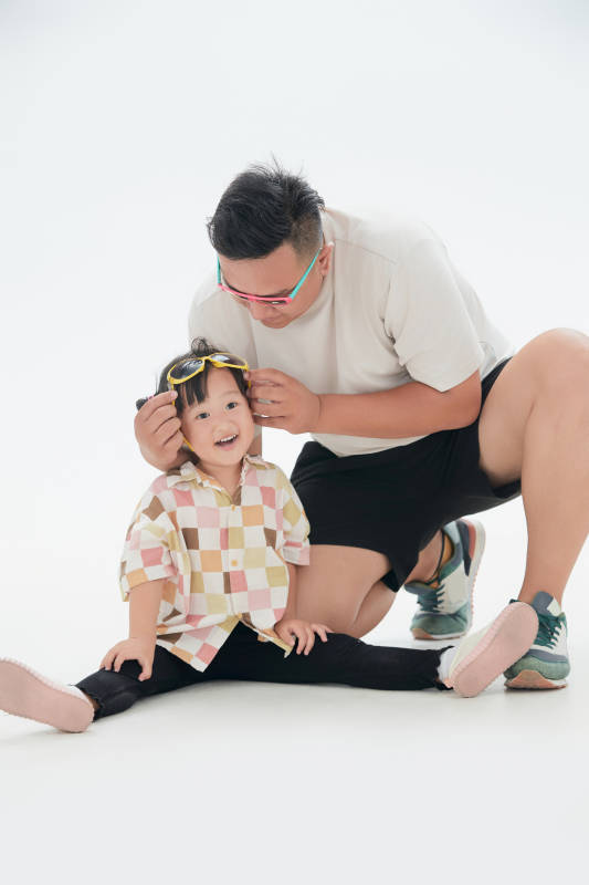 白色背景下的爸爸与可爱女儿玩耍亲子人像图片