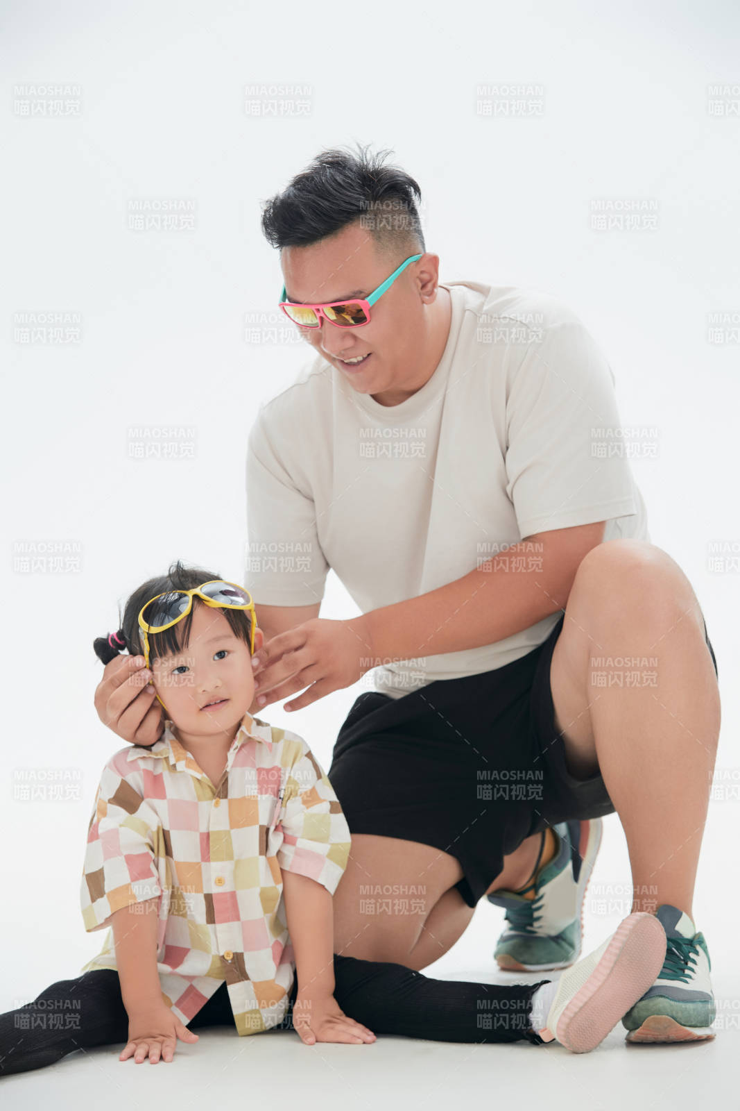 白色背景下的爸爸与可爱女儿玩耍亲子人像图片