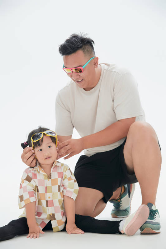 白色背景下的爸爸与可爱女儿玩耍亲子人像图片