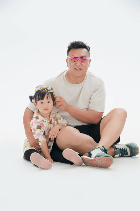 白色背景下的爸爸与可爱女儿玩耍亲子人像图片