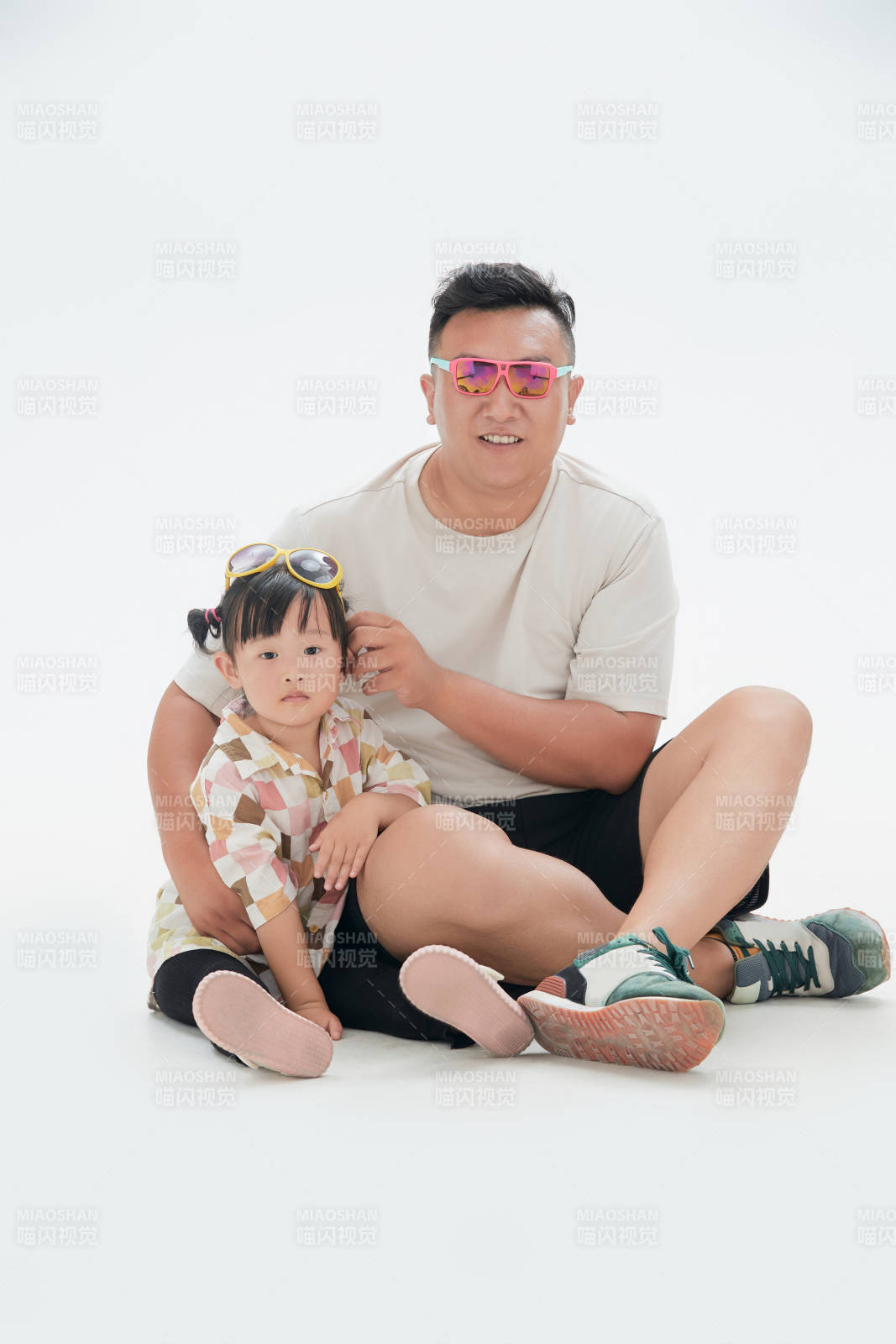 白色背景下的爸爸与可爱女儿玩耍亲子人像图片