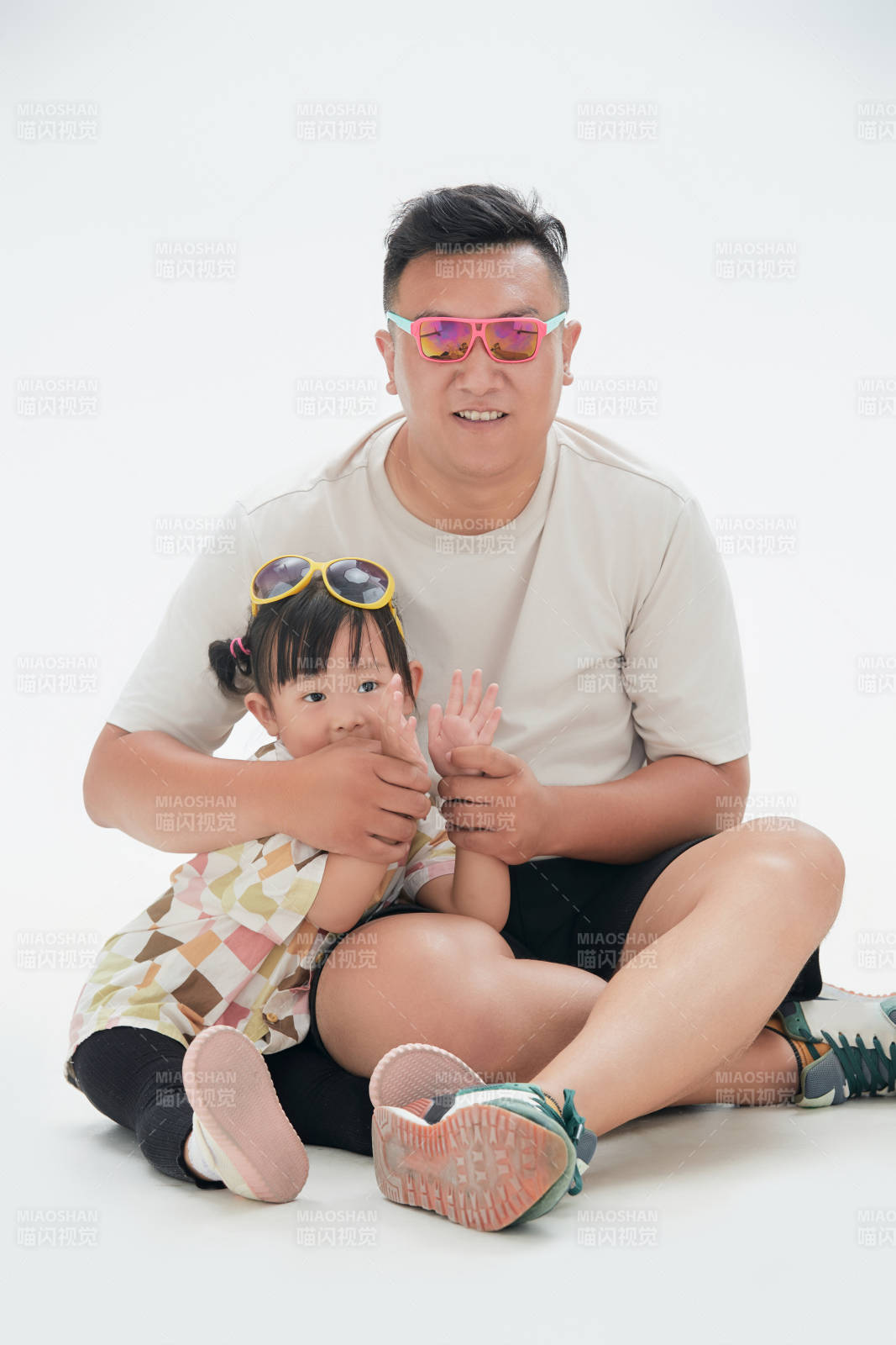 白色背景下的爸爸与可爱女儿玩耍亲子人像图片