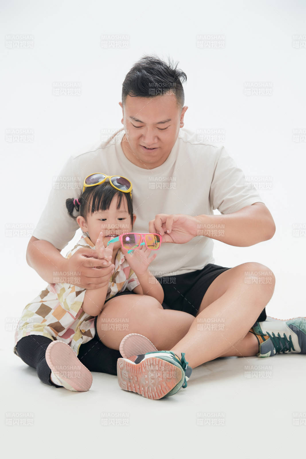 白色背景下的爸爸与可爱女儿玩耍亲子人像图片