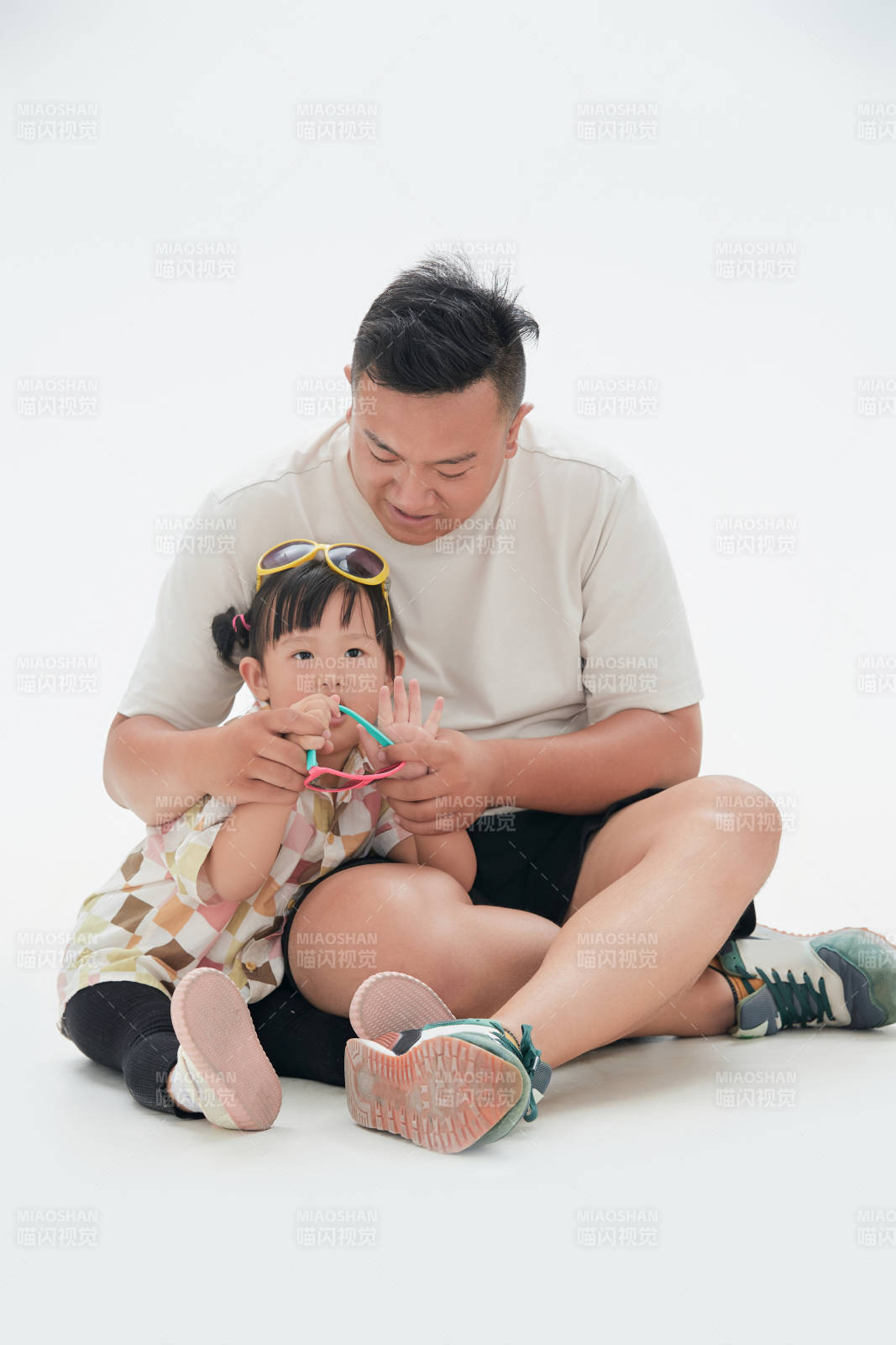 白色背景下的爸爸与可爱女儿玩耍亲子人像图片