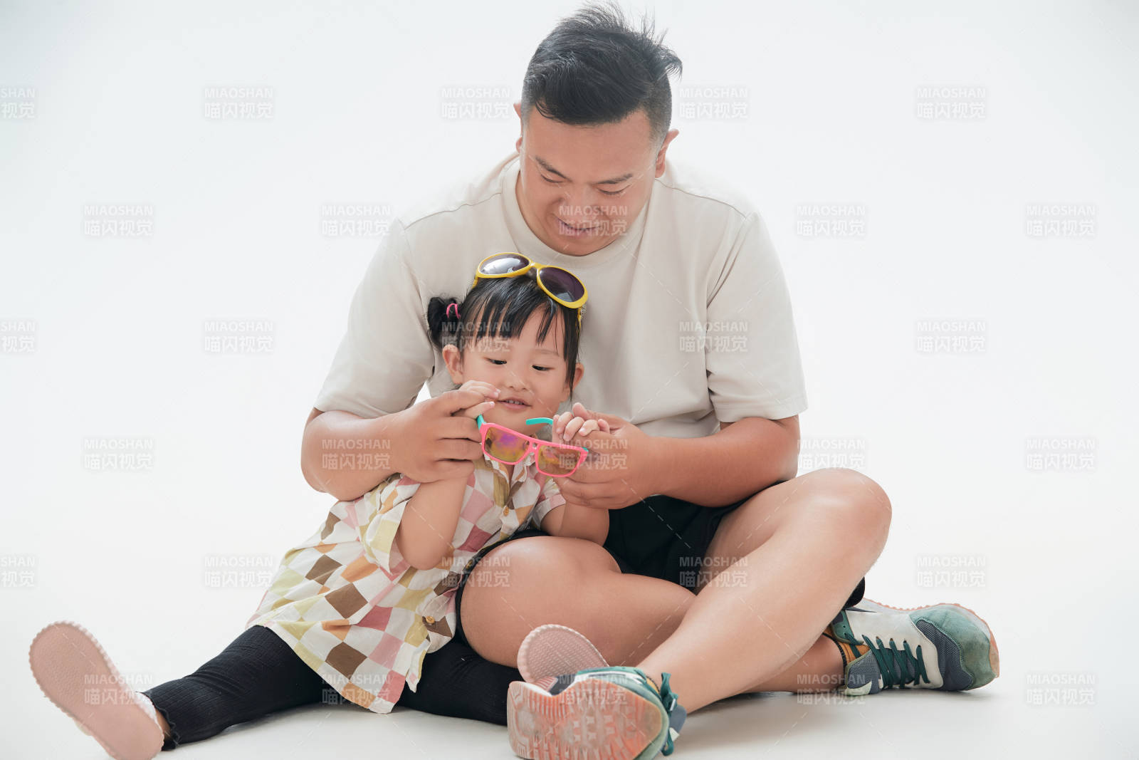 白色背景下的爸爸与可爱女儿玩耍亲子人像图片