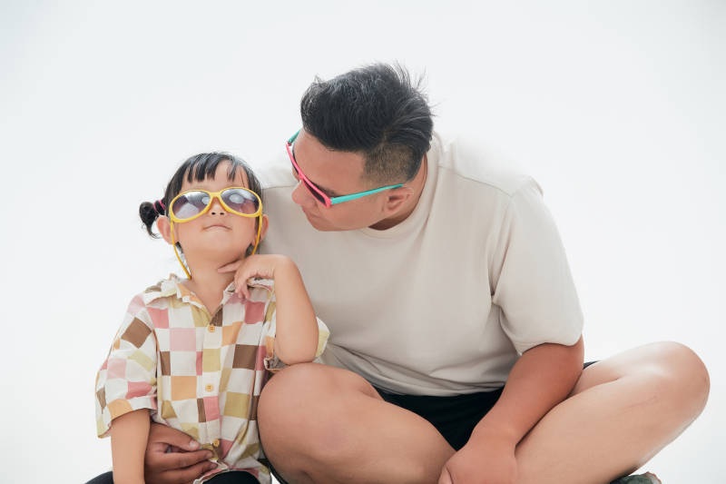 白色背景下的爸爸与可爱女儿玩耍亲子人像图片