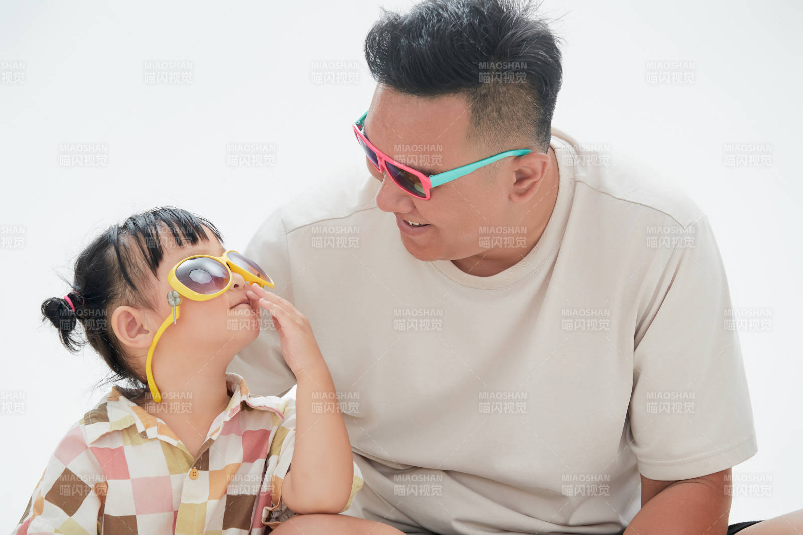 白色背景下的爸爸与可爱女儿玩耍亲子人像图片