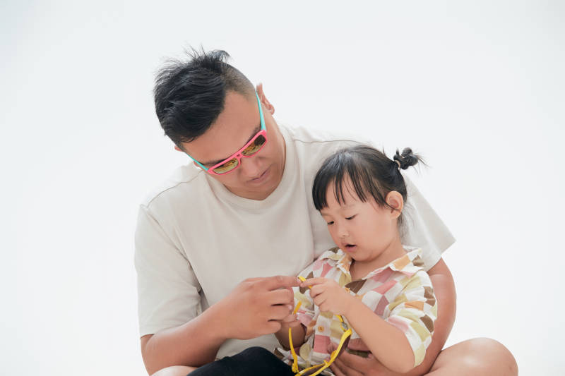 白色背景下的爸爸与可爱女儿玩耍亲子人像图片