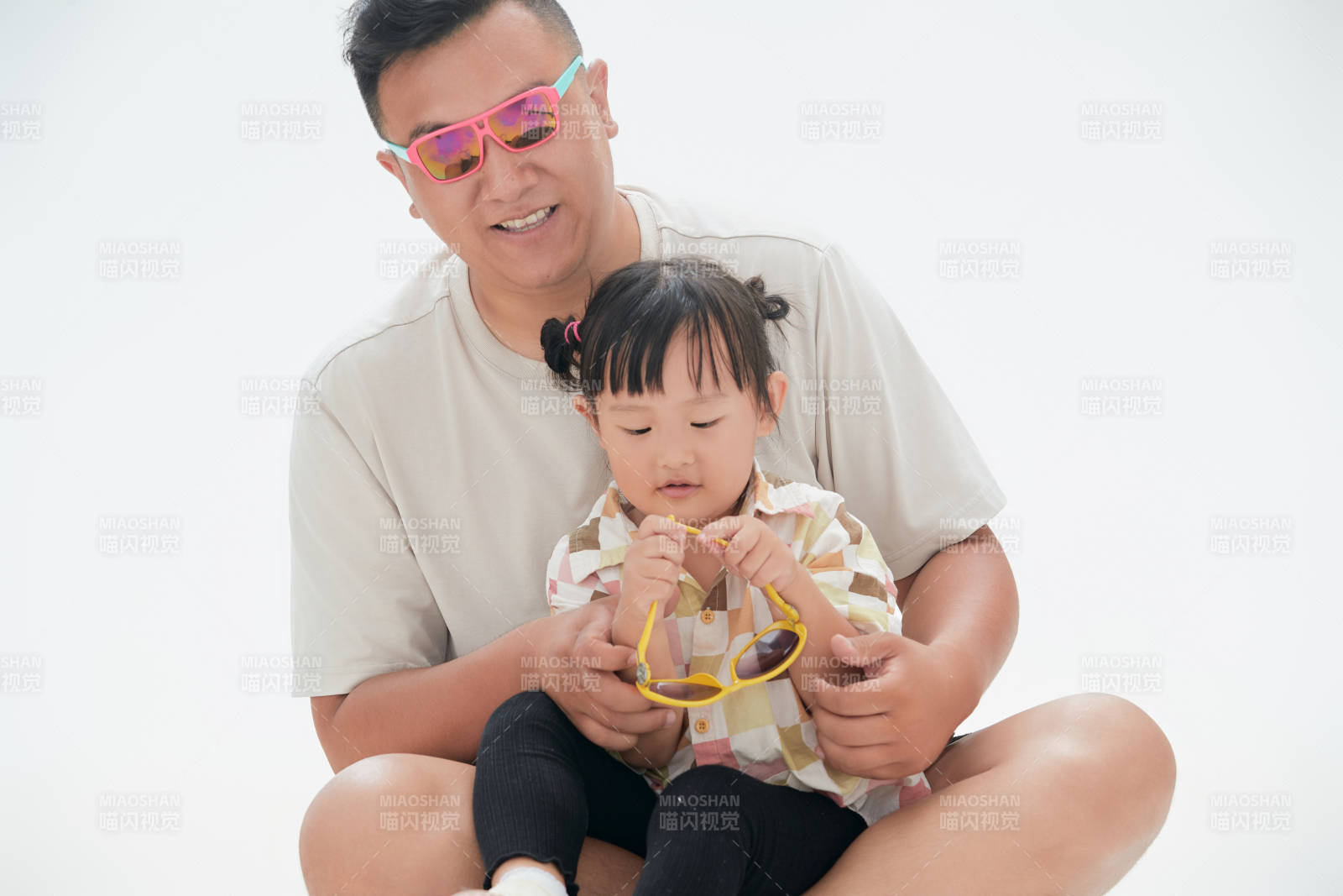 白色背景下的爸爸与可爱女儿玩耍亲子人像图片