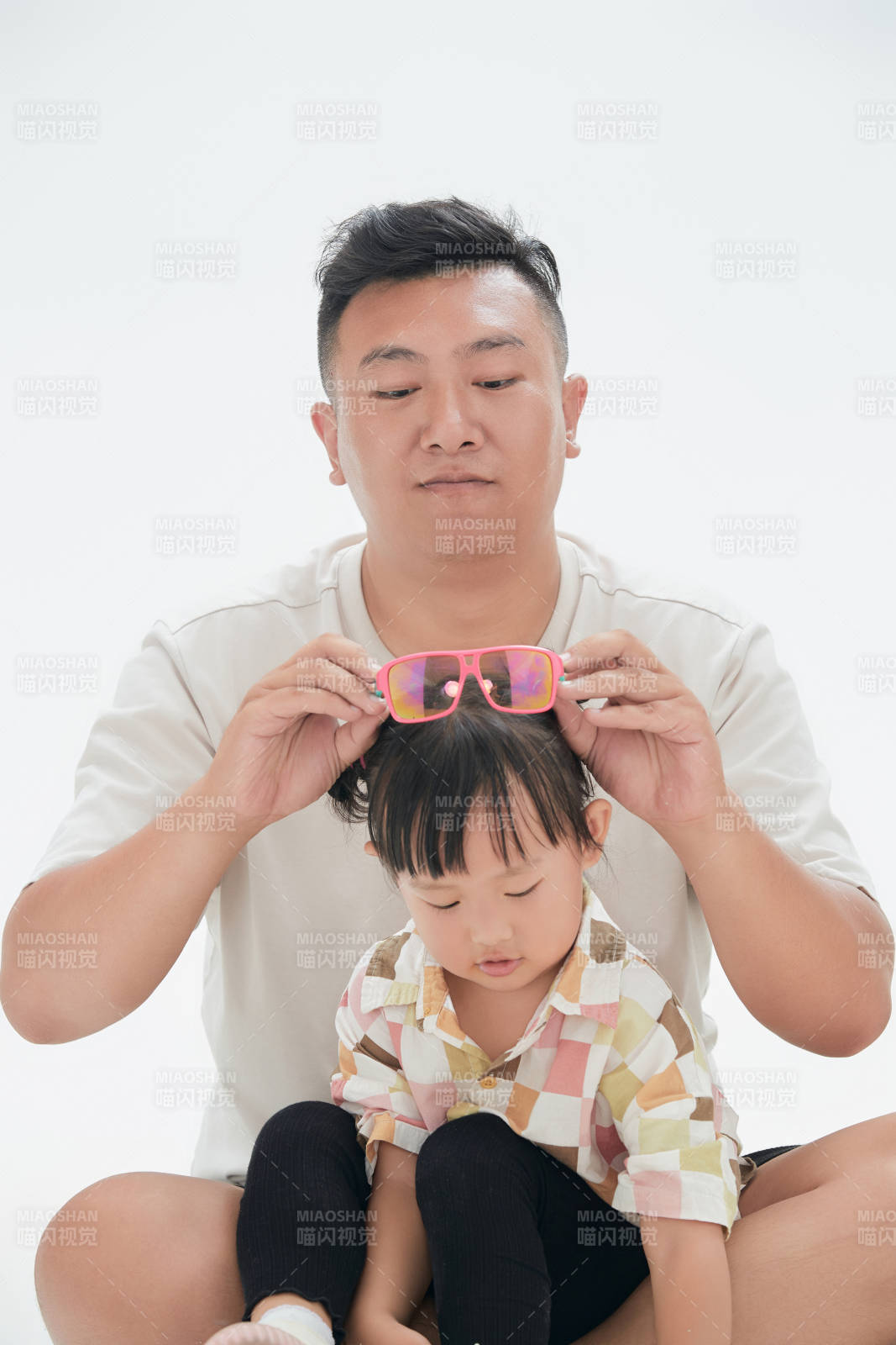 白色背景下的爸爸与可爱女儿玩耍亲子人像图片