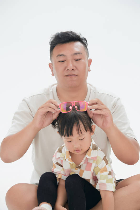 白色背景下的爸爸与可爱女儿玩耍亲子人像图片