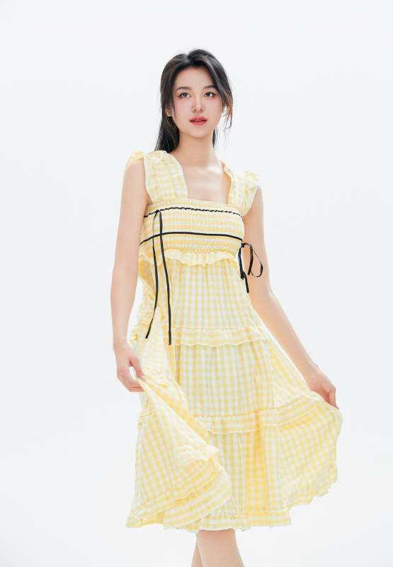 白色背景里的中国女性大学生图片